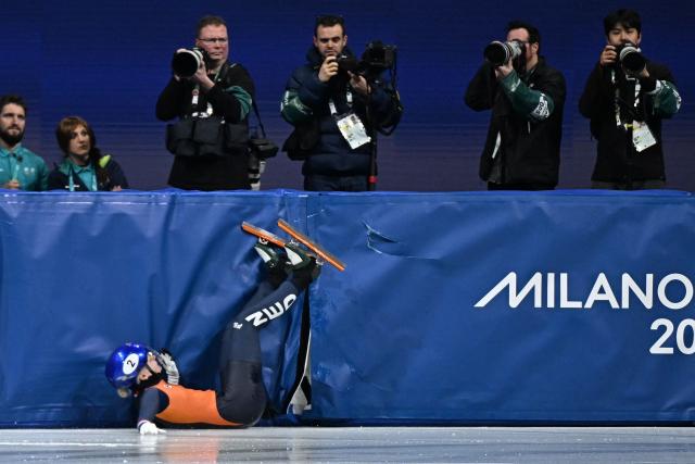 Netherlands' Xandra Velzeboer crashes as she competes in the short track speed skating women's 1500m semi-final during the Milano Cortina 2026 Winter Olympic Games at Milano Ice Skating Arena in Milan on February 20, 2026. (Photo by Gabriel BOUYS / AFP)