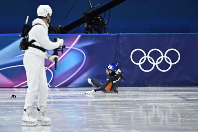 Netherlands' Xandra Velzeboer crashes as she competes in the short track speed skating women's 1500m semi-final during the Milano Cortina 2026 Winter Olympic Games at Milano Ice Skating Arena in Milan on February 20, 2026. (Photo by Gabriel BOUYS / AFP)