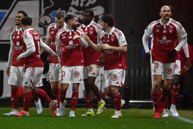 Brest's French forward #19 Ludovic Ajorque (R) celebrates with teammates after scoring his team's first goal during the French L1 football match between Stade Brestois 29 (Brest) and Olympique de Marseille (OM) at Stade Francis-Le Ble in Brest, western France, on February  20, 2026. (Photo by JEAN-FRANCOIS MONIER / AFP)