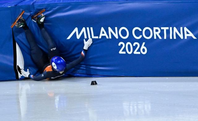 Netherlands' Xandra Velzeboer falls while competing in the short track speed skating women's 1500m semi-final during the Milano Cortina 2026 Winter Olympic Games at Milano Ice Skating Arena in Milan on February 20, 2026. (Photo by WANG Zhao / AFP)