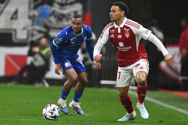 Marseille's Brazilian forward #14 Igor Paixao (L) fights for the ball with Brest's Malian defender #27 Daouda Guindo during the French L1 football match between Stade Brestois 29 and Olympique de Marseille at Francis-Le Ble stadium in Brest on February 20, 2026. (Photo by JEAN-FRANCOIS MONIER / AFP)