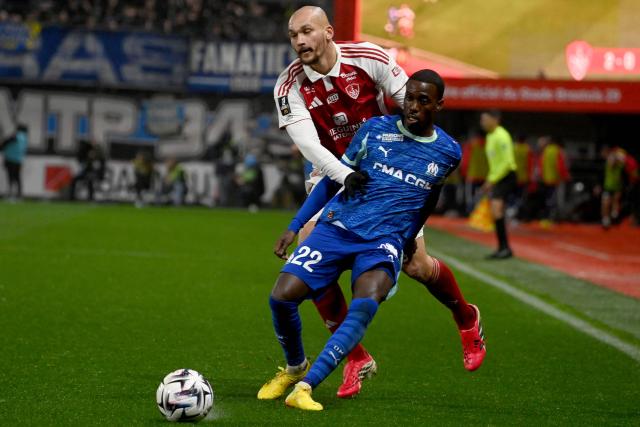 Brest's French forward #19 Ludovic Ajorque (L) fights for the ball with Marseille's US forward #22 Timothy Weah during the French L1 football match between Stade Brestois 29 and Olympique de Marseille at Francis-Le Ble stadium in Brest on February 20, 2026. (Photo by JEAN-FRANCOIS MONIER / AFP)
