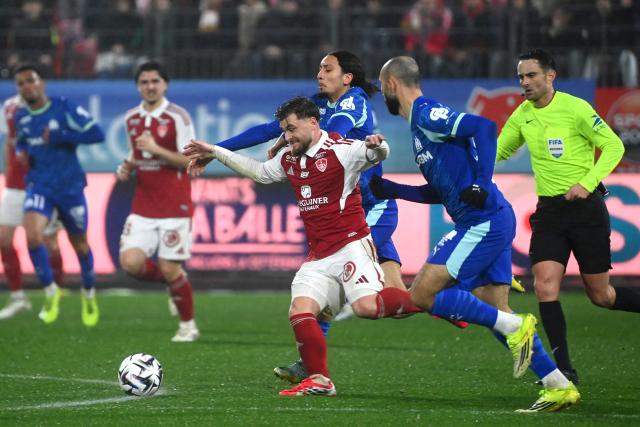 Brest's French midfielder #08 Hugo Magnetti (C) fights for the ball with Marseille's Algerian midfielder #08 Himad Abdelli (R) during the French L1 football match between Stade Brestois 29 and Olympique de Marseille at Francis-Le Ble stadium in Brest on February 20, 2026. (Photo by JEAN-FRANCOIS MONIER / AFP)