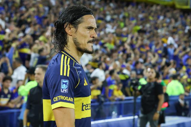 Boca Juniors' Uruguayan forward #10 Edinson Cavani enters the field ahead of the Argentine Professional Football League 2026 Apertura Tournament match between Boca Juniors and Racing at La Bombonera Stadium in Buenos Aires on February 20, 2026. (Photo by ALEJANDRO PAGNI / AFP)