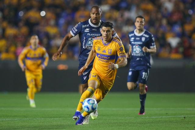 Tigres' defender #27 Jesus Angulo controls the ball past Pachuca's Venezuelan forward #23 Salomon Rondon during the Liga MX Clausura football match between Tigres and Pachuca at the University Stadium (UANL) in Monterrey, Mexico, on February 20, 2026. (Photo by Julio Cesar AGUILAR / AFP)