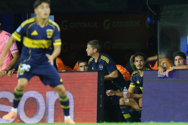Boca Juniors' Uruguayan forward #10 Edinson Cavani (2nd R) watches during the Argentine Professional Football League 2026 Apertura Tournament match between Boca Juniors and Racing at La Bombonera Stadium in Buenos Aires on February 20, 2026. (Photo by Alejandro PAGNI / AFP)