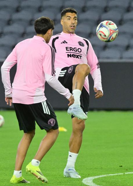 Inter Miami's Uruguayan forward Luis Suarez (R) participates in a training session at the BMO Stadium, in Los Angeles, on February 20, 2026. (Photo by Frederic J. Brown / AFP)