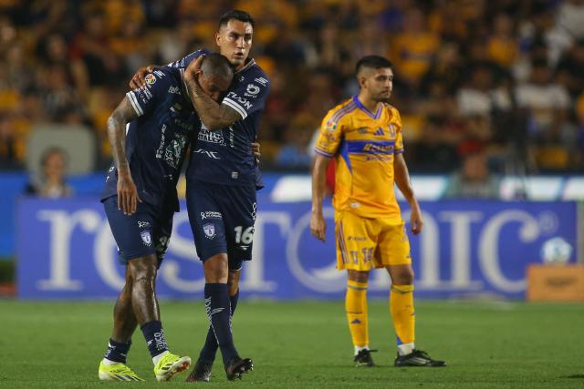 Pachuca's Brazilian forward #29 Kenedy (L) celebrates scoring his team's second goal during the Liga MX Clausura football match between Tigres and Pachuca at the University Stadium (UANL) in Monterrey, Mexico, on February 20, 2026. (Photo by Julio Cesar AGUILAR / AFP)
