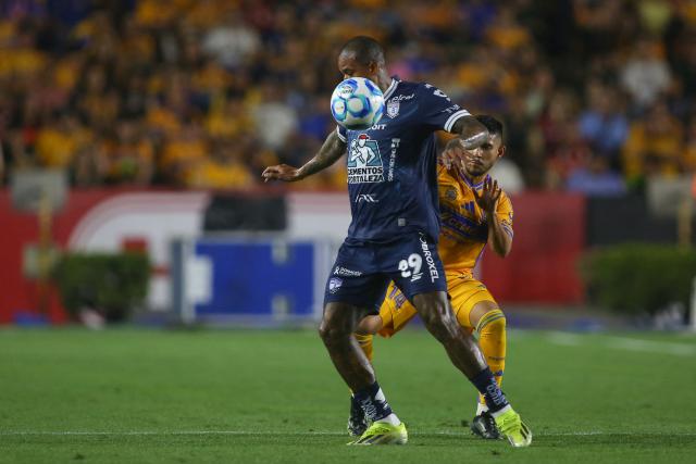 Pachuca's Brazilian forward #29 Kenedy and Tigres' midfielder #14 Jesus Garza fight for the ball during the Liga MX Clausura football match between Tigres and Pachuca at the University Stadium (UANL) in Monterrey, Mexico, on February 20, 2026. (Photo by Julio Cesar AGUILAR / AFP)