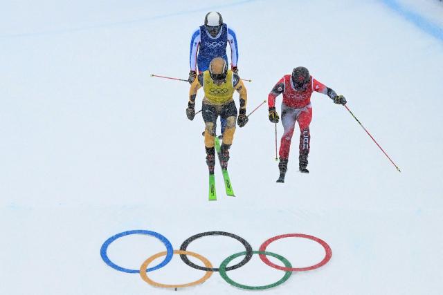 (L-R) France's Evan Klufts, Germany's Tim Hronek and Canada's Kevin Drury compete in the freestyle skiing men's ski cross 1/8 final 7 during the Milano Cortina 2026 Winter Olympic Games at Livigno Snow Park, in Livigno (Valtellina), on February 21, 2026. (Photo by Kirill KUDRYAVTSEV / AFP)