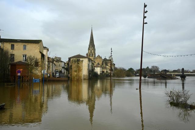 This photograph shows the city center of Langon flooded by the Garonne river, in Langon, south-western France, on February 21, 2026. Meteo-France has extended flood alerts for February 18 and February 19, 2026 : red for Loire-Atlantique, Charente-Maritime and Maine-et-Loire, and orange in nine other departments in the west, while noting that the dry weather should help the waters recede. (Photo by Gaizka IROZ / AFP)