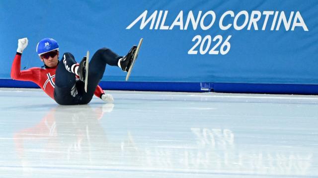 Norway's Sigurd Holbo Dyrset falls while competing in the speed skating men's mass start semi-final during the Milano Cortina 2026 Winter Olympic Games at Milano Speed Skating Stadium in Milan on February 21, 2026. (Photo by Piero CRUCIATTI / AFP)