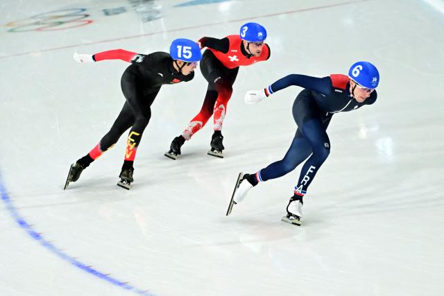 China's Wu Yu, Switzerland's Livio Wenger and France's Timothy Loubineaud compete in the speed skating men's mass start semi-final during the Milano Cortina 2026 Winter Olympic Games at Milano Speed Skating Stadium in Milan on February 21, 2026. (Photo by Piero CRUCIATTI / AFP)