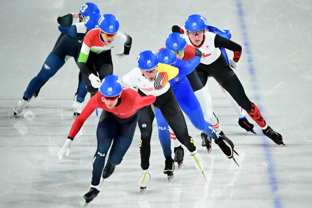 Canada's Daniel Hall (R) competes in the speed skating men's mass start semi-final during the Milano Cortina 2026 Winter Olympic Games at Milano Speed Skating Stadium in Milan on February 21, 2026. (Photo by Piero CRUCIATTI / AFP)