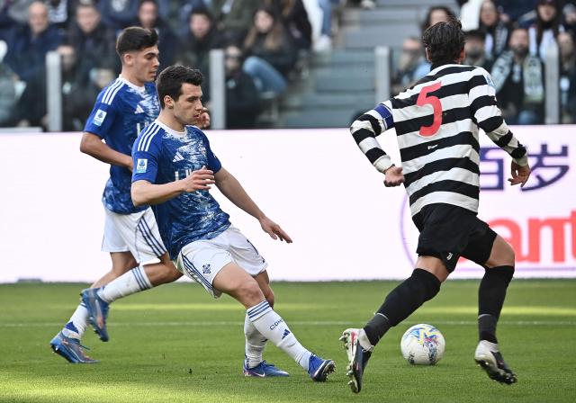 Como's Greek forward #11 Anastasios Douvikas (L) fights for the ball with Juventus' Italian midfielder #5 Manuel Locatelli during the Italian Serie A football match between Juventus and Como at the Allianz stadium in Turin on February 21, 2026. (Photo by Isabella BONOTTO / AFP)