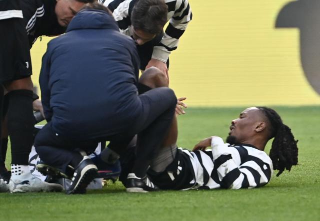 Juventus' French midfielder #19 Khephren Thuram receives medical assistance during the Italian Serie A football match between Juventus and Como at the Allianz stadium in Turin on February 21, 2026. (Photo by Isabella BONOTTO / AFP)