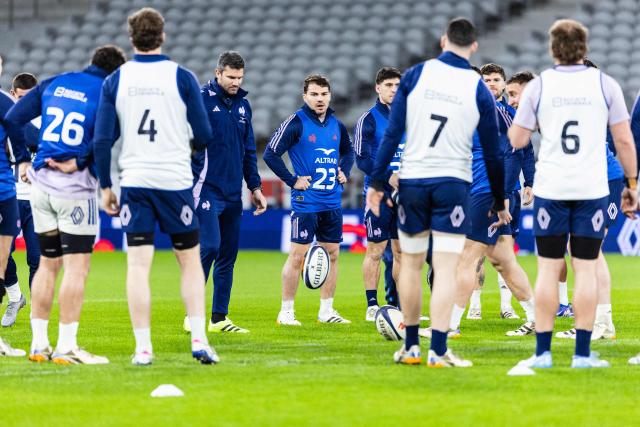 France's scrum-half Antoine Dupont (C) takes part in a captain's run on the eve of the Six Nations rugby union match between France and Italy at the Stade Pierre-Mauroy in Villeneuve-d'Ascq, northern France, on February 21, 2026. (Photo by Sameer Al-DOUMY / AFP)