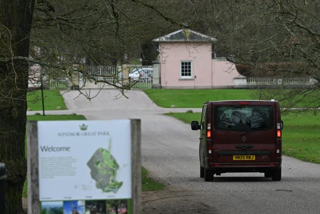 A police vehicle makes its way towards the entrance to Royal Lodge, a 30-room property and former residence to Britain's former prince Andrew where police said they are still conducting a search, in Windsor, west of London on February 21, 2026, after Britain's former prince Andrew was arrested on February 19. The British government on February 20 mulled passing a law to remove former prince Andrew from the line of succession, as police stepped up investigations into his conduct, quizzing the disgraced royal's former protection officers. (Photo by JUSTIN TALLIS / AFP)
