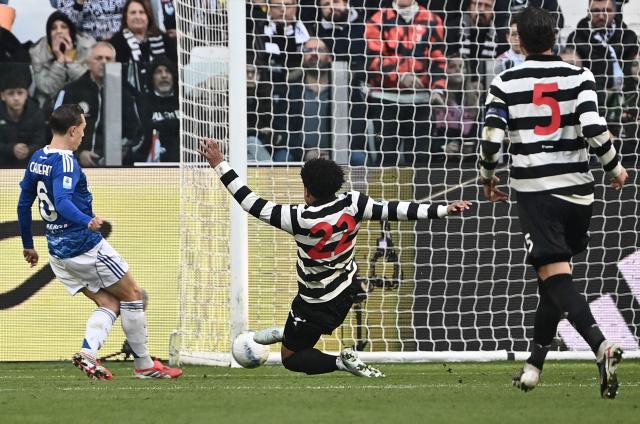 Como's French midfielder #6 Maxence Caqueret (L) scores his team's second goal during the Italian Serie A football match between Juventus and Como at the Allianz stadium in Turin on February 21, 2026. (Photo by Isabella BONOTTO / AFP)