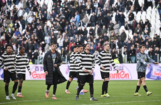 Juventus' players leave the pitch at the end of the Italian Serie A football match between Juventus and Como at the Allianz stadium in Turin on February 21, 2026. (Photo by Isabella BONOTTO / AFP)