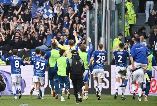 Como's players celebrate at the end of the Italian Serie A football match between Juventus and Como at the Allianz stadium in Turin on February 21, 2026. (Photo by Isabella BONOTTO / AFP)