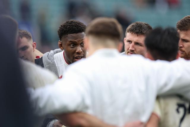 England's lock Maro Itoje (L) speaks to teammates in the captain's huddle at the end of the Six Nations international rugby union match between England and Ireland at Allianz Stadium, Twickenham, in south-west London, on February 21, 2026. (Photo by Adrian Dennis / AFP)