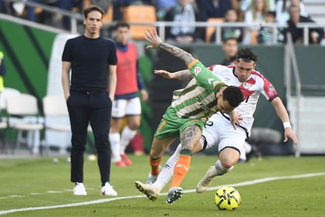 Rayo Vallecano's Uruguayan defender #22 Alfonso Espino (R) and Real Betis' Brazilian forward #07 Antony fight for the ball during the Spanish league football match between Real Betis and Rayo Vallecano de Madrid at Benito Villamarin Stadium in Seville on February 21, 2026. (Photo by CRISTINA QUICLER / AFP)