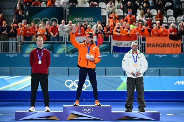Silver medallist Denmark's Viktor Hald Thorup, gold medallist Netherlands' Jorrit Bergsma and bronze medallist Italy's Andrea Giovannini celebrate on the podium of the speed skating men's mass start final during the Milano Cortina 2026 Winter Olympic Games at Milano Speed Skating Stadium in Milan on February 21, 2026. (Photo by Piero CRUCIATTI / AFP)