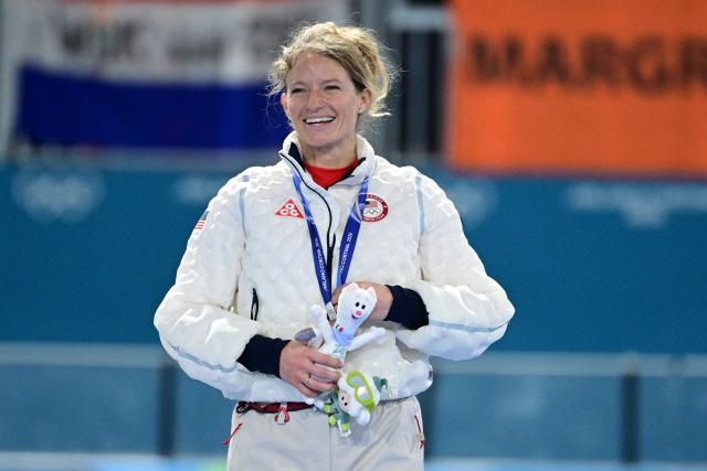 Bronze medallist USA's Mia Manganello poses on the podium of in the speed skating women's mass start final during the Milano Cortina 2026 Winter Olympic Games at Milano Speed Skating Stadium in Milan on February 21, 2026. (Photo by Piero CRUCIATTI / AFP)