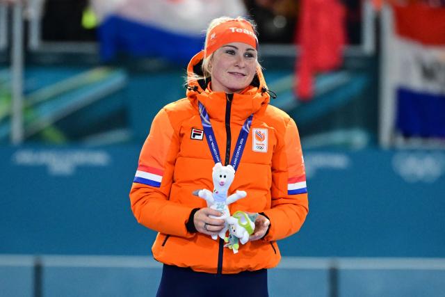 Gold medallist Netherlands' Marijke Groenewoud poses on the podium of in the speed skating women's mass start final during the Milano Cortina 2026 Winter Olympic Games at Milano Speed Skating Stadium in Milan on February 21, 2026. (Photo by Piero CRUCIATTI / AFP)