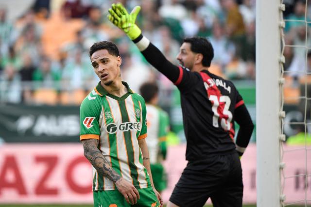 Real Betis' Brazilian forward #07 Antony reacts during the Spanish league football match between Real Betis and Rayo Vallecano de Madrid at Benito Villamarin Stadium in Seville on February 21, 2026. (Photo by CRISTINA QUICLER / AFP)