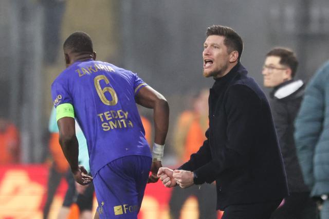 Monaco's Belgian head coach Sébastien Pocognoli gestures during the French L1 football match between Lens (RCL) and Monaco (ASM) at the Stade Bollaert-Delelis stadium in Lens on February 21, 2026. (Photo by Francois LO PRESTI / AFP)