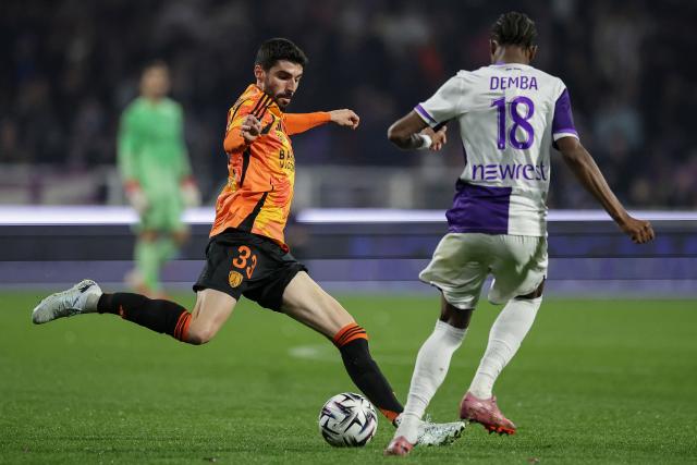Paris FC's French midfielder #33 Pierre Lees-Melou (L) kicks the ballduring the French L1 football match between Toulouse FC and Paris FC at the TFC Stadium in Toulouse, southwestern France, on February 21, 2026. (Photo by Valentine CHAPUIS / AFP)