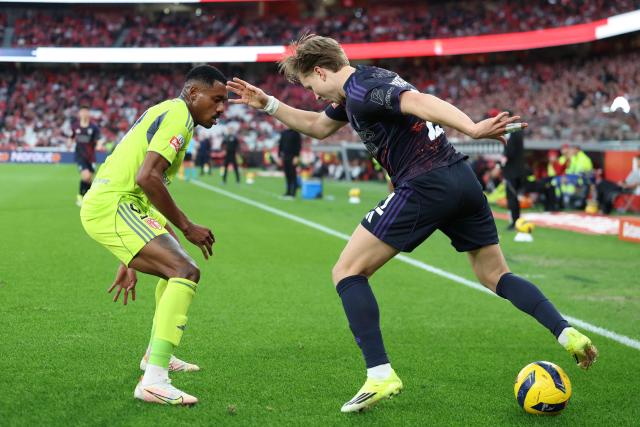 AVS' Brazilian defender #97 Mateus Pivo (L) and SL Benfica's Norwegian forward #21 Andreas Schjelderup fight for the ball during the Portuguese League football match between SL Benfica and AVS Futebol SAD at Estadio da Luz in Lisbon on February 21, 2026. (Photo by PATRICIA DE MELO MOREIRA / AFP)