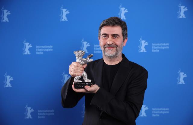 Turkish film director Emin Alper poses during a photocall after winning the Silver Bear Grand Jury Prize for his film "Kurtulus" (Salvation) at the 76th Berlinale, Europe's first major film festival of the year, in Berlin on February 21, 2026. The 76th Berlin Film Festival draws to a close after 10 days, with 22 films in competition. (Photo by Ronny HARTMANN / POOL / AFP)