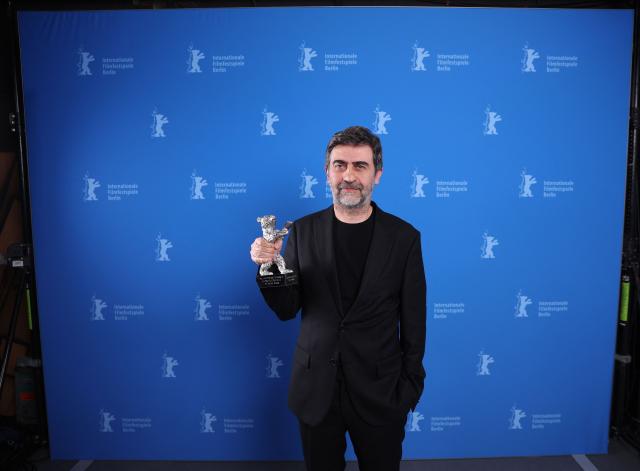 Turkish film director Emin Alper poses during a photocall after winning the Silver Bear Grand Jury Prize for his film "Kurtulus" (Salvation) at the 76th Berlinale, Europe's first major film festival of the year, in Berlin on February 21, 2026. The 76th Berlin Film Festival draws to a close after 10 days, with 22 films in competition. (Photo by Ronny HARTMANN / POOL / AFP)