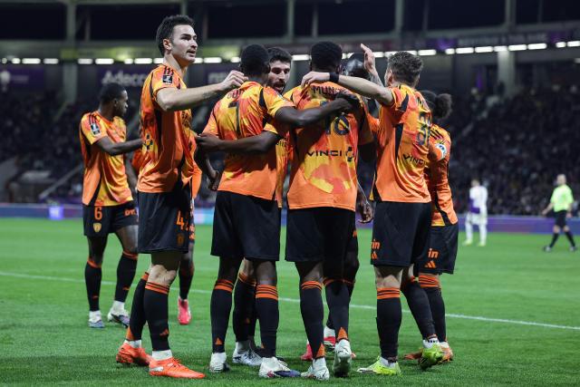 Paris FC's Zimbabwean midfielder #18 Marshall Munetsi celebrates with teammates after scoring his team first goal during the French L1 football match between Toulouse FC and Paris FC at the TFC Stadium in Toulouse, southwestern France, on February 21, 2026. (Photo by Valentine CHAPUIS / AFP)