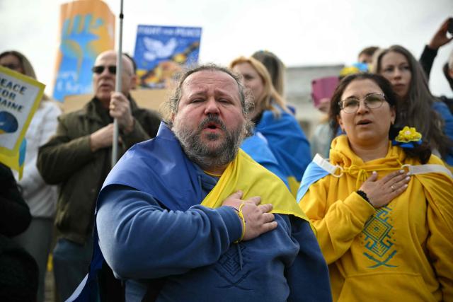 Activists take part in a rally to mark the fourth anniversary of Russia’s war on Ukraine, at the Lincoln Memorial in Washington, DC on February 21, 2026. (Photo by Mandel NGAN / AFP)