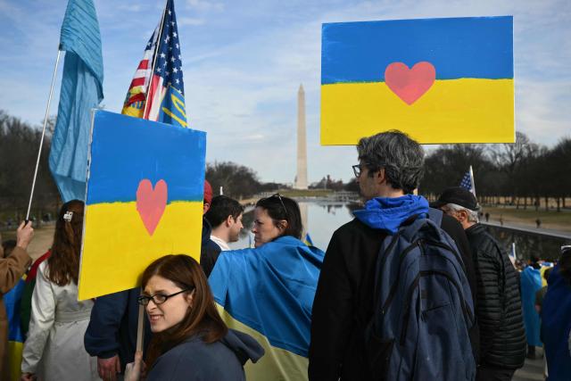 Activists hold signs as they take part in a rally to mark the fourth anniversary of Russia’s war on Ukraine, at the Lincoln Memorial in Washington, DC on February 21, 2026. (Photo by Mandel NGAN / AFP)