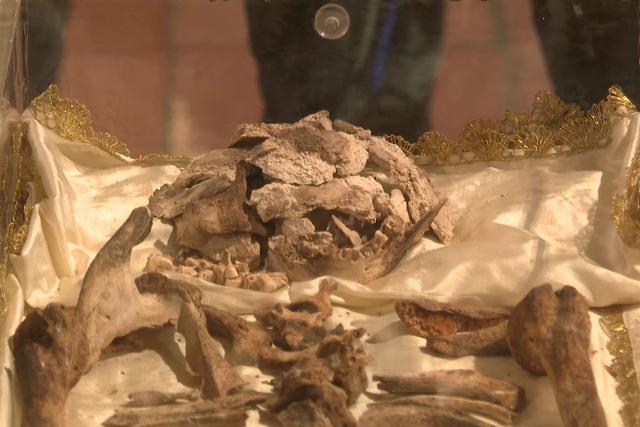 This video grab taken from an AFP shooting shows the remains of St. Francis of Assisi on display in a glass case inside the Basilica of St. Francis of Assisi during a press preview, in Assisi on February 21, 2026. The exposition to the public of the remains will begin on February 22 to mark the 800th anniversary of his death in 1226. (Photo by Giovanni GREZZI / AFP)