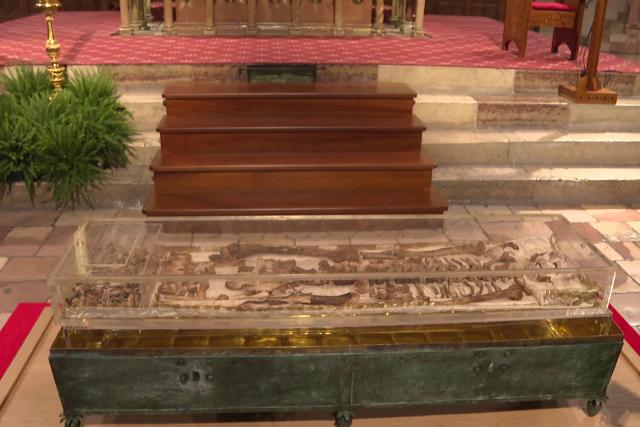 This video grab taken from an AFP shooting shows the remains of St. Francis of Assisi on display in a glass case inside the Basilica of St. Francis of Assisi during a press preview, in Assisi on February 21, 2026. The exposition to the public of the remains will begin on February 22 to mark the 800th anniversary of his death in 1226. (Photo by Giovanni GREZZI / AFP)