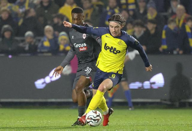 Royale Union Saint-Gilloise's Belgian midfielder #06 Kamiel Van De Perre fights for the ball with Antwerp's German midfielder #30 Christopher Scott (L) during a Belgian Pro League football match between Royale Union Saint-Gilloise and Royal Antwerp FC at the Joseph-Marien Stadium in Forest, Brussels-Capital region, on February 21, 2026. (Photo by VIRGINIE LEFOUR / Belga / AFP) / Belgium OUT