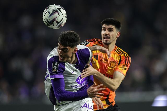 Toulouse's Argentine forward #07 Julian Vignolo (L) fights for the ball with Paris FC's Belgian defender #28 Thibault De Smet (R) during the French L1 football match between Toulouse FC and Paris FC at the TFC Stadium in Toulouse, southwestern France, on February 21, 2026. (Photo by Valentine CHAPUIS / AFP)