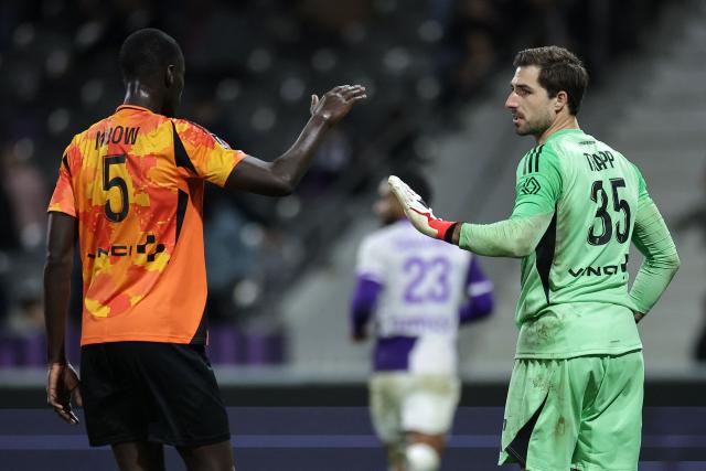 Paris FC's Senegalese defender #05 Moustapha Mbow (L) reacts with Paris FC's German goalkeeper #35 Kevin Trapp (R) during the French L1 football match between Toulouse FC and Paris FC at the TFC Stadium in Toulouse, southwestern France, on February 21, 2026. (Photo by Valentine CHAPUIS / AFP)