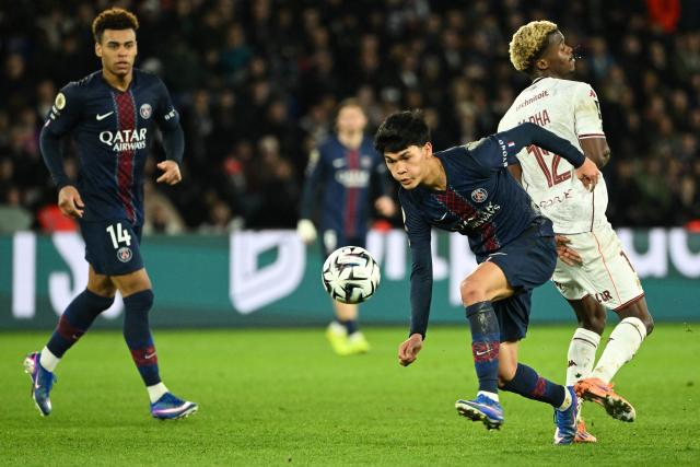 Paris Saint-Germain's Spanish midfielder #27 Dro Fernandez (C) controls the ball during the French L1 football match between Paris Saint-Germain (PSG) and FC Metz at the Parc des Princes stadium in Paris on February 21, 2026. (Photo by Bertrand GUAY / AFP)