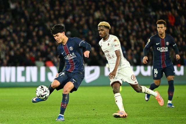 Paris Saint-Germain's Spanish midfielder #27 Dro Fernandez (L) controls the ball during the French L1 football match between Paris Saint-Germain (PSG) and FC Metz at the Parc des Princes stadium in Paris on February 21, 2026. (Photo by Bertrand GUAY / AFP)