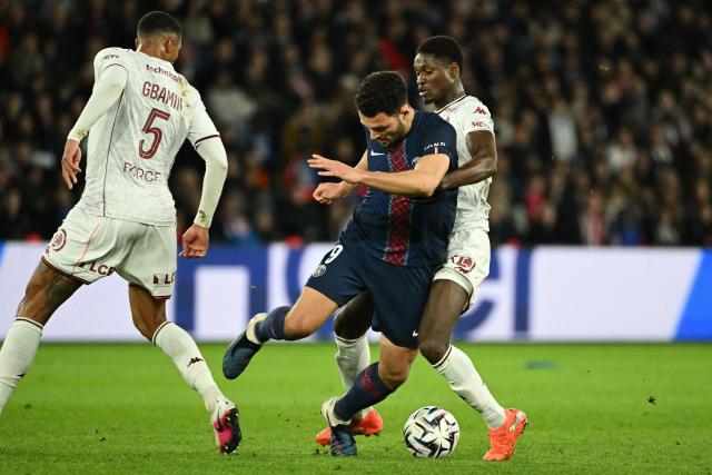 Paris Saint-Germain's Portuguese forward #09 Goncalo Ramos fights for the ball with Metz's Senegalese defender #38 Sadibou Sane (R) and Metz's Ivorian midfielder #05 Jean-Philippe Gbamin (L) during the French L1 football match between Paris Saint-Germain (PSG) and FC Metz at the Parc des Princes stadium in Paris on February 21, 2026. (Photo by Bertrand GUAY / AFP)