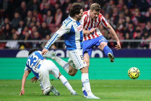 Espanyol's Moroccan defender #23 Omar El Hilali, Espanyol's Uruguayan defender #06 Leandro Cabrera (C) and Atletico Madrid's Norwegian forward #09 Alexander Sorloth fight for the ball during the Spanish league football match between Club Atletico de Madrid and RCD Espanyol at Metropolitano Stadium in Madrid on February 21, 2026. (Photo by Pierre-Philippe MARCOU / AFP)