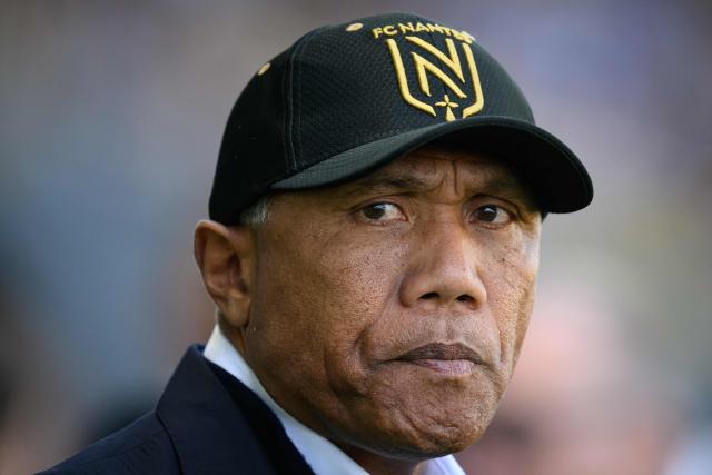 (FILES) Nantes' French head coach Antoine Kombouare looks on during the French L1 football match between FC Nantes and Toulouse FC at the Stade de la BeaujoireLouis Fonteneau in Nantes, western France on April 27, 2025. Antoine Kombouare will replace Stéphane Gilli as Paris FC coach, AFP learned on February 21, 2026 evening from a source close to the negotiations. Currently 15th in Ligue 1, six points ahead of the relegation play-off spot, Paris FC, newly promoted to the top flight, drew 1-1 in Toulouse on February 21, 2026, where the news was announced to the team in the evening. (Photo by Loic VENANCE / AFP)