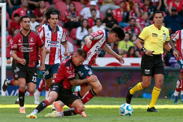 Atlas' Argentine defender #02 Hugo Nervo (C-L) and San Luis' midfielder #20 Leonardo Flores (C-R) fight for the ball during the Liga MX Clausura football match between Atlas and San Luis at the Jalisco Stadium in Guadalajara, state of Jalisco, Mexico, on February 21, 2026. (Photo by Ulises Ruiz / AFP)